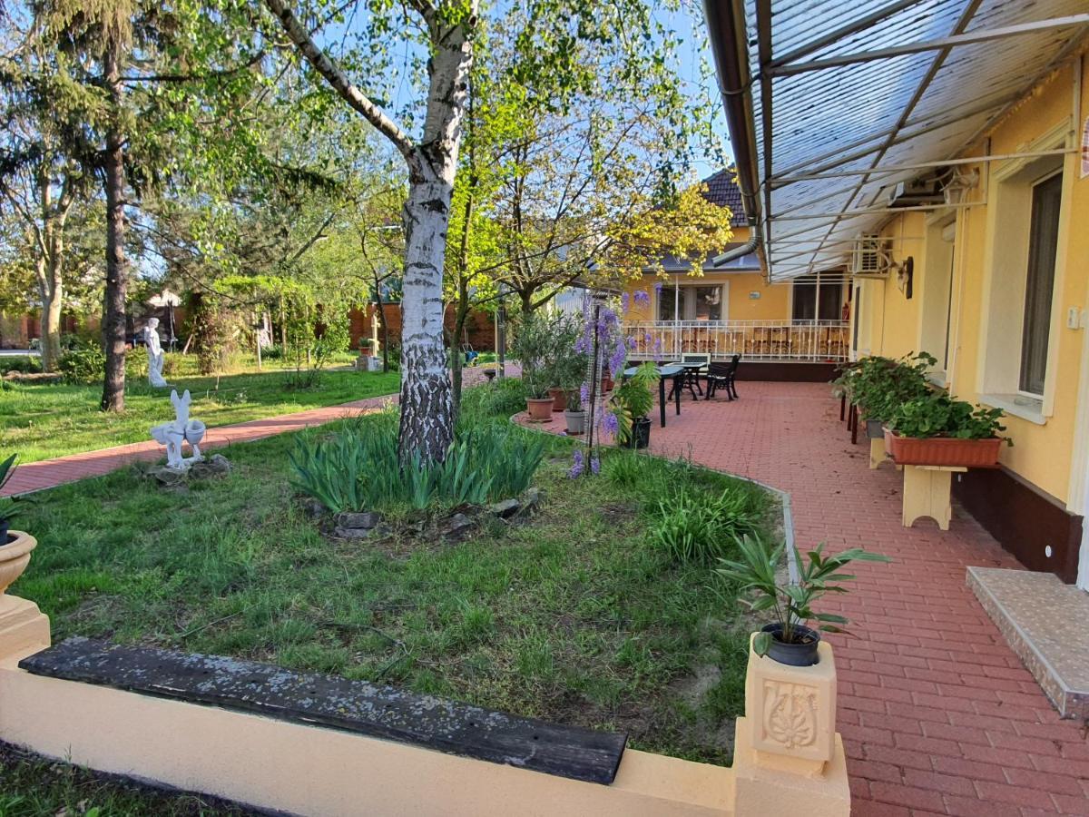Platan Szallashely Hotel Sandorfalva Exterior photo